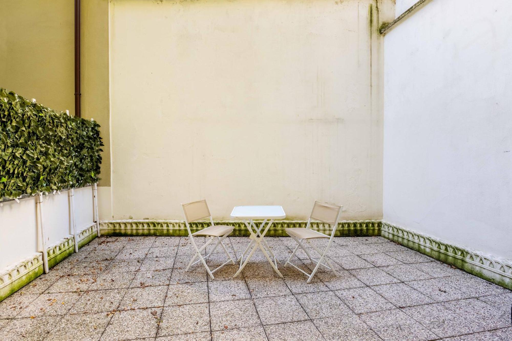 One Bedroom Apartment With Terrace Near Duomo Milano Eksteriør bilde