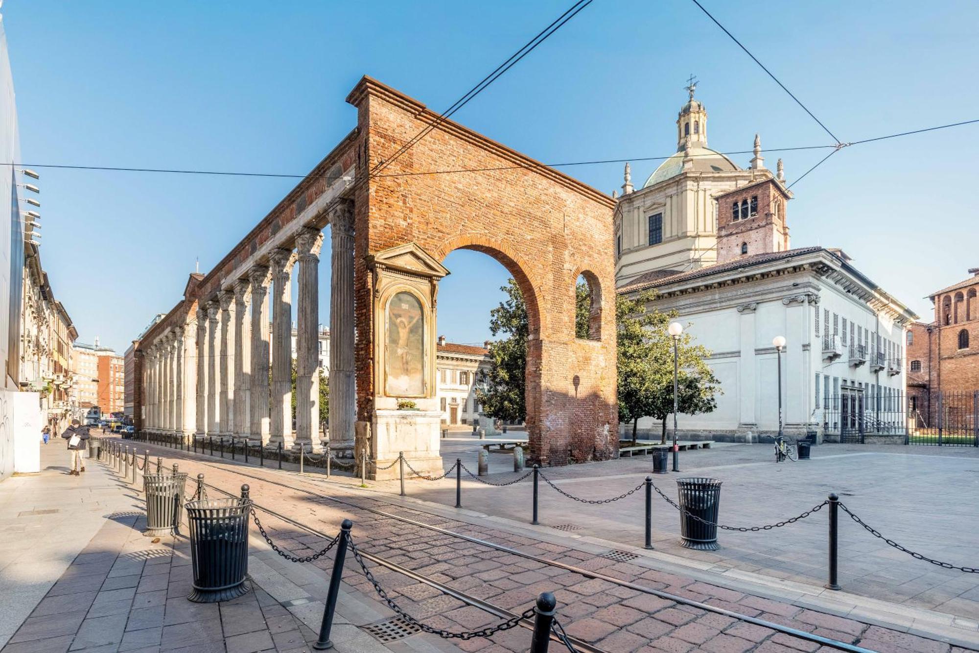 One Bedroom Apartment With Terrace Near Duomo Milano Eksteriør bilde